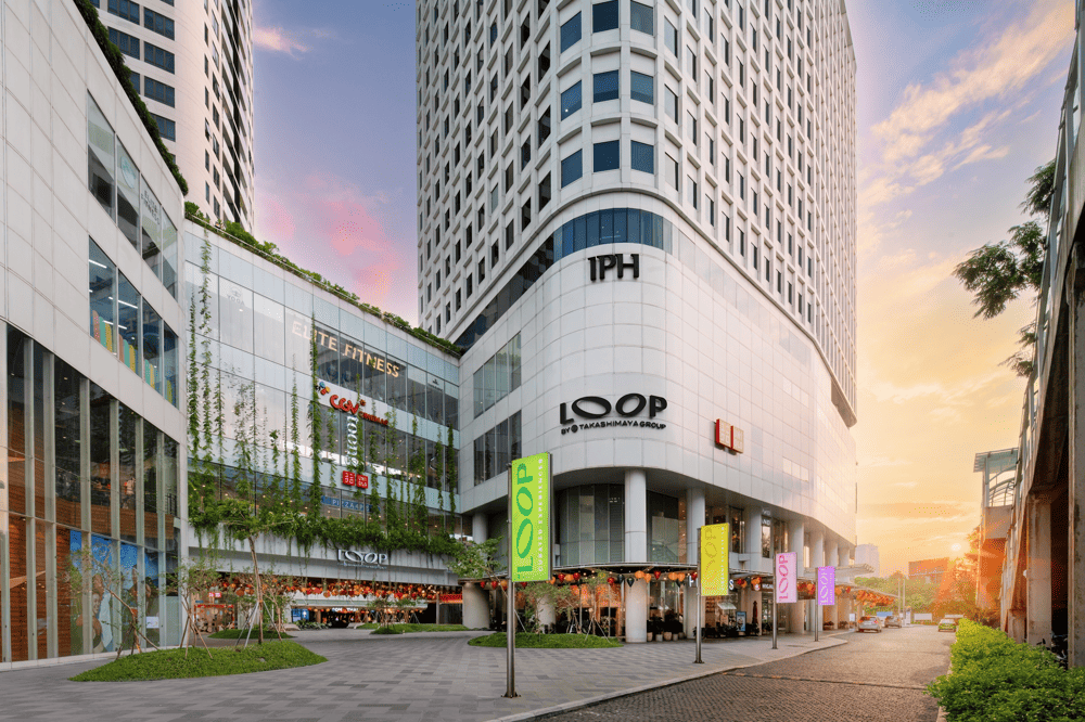 Indochina Plaza Hanoi with glass facade design reflects sunlight, creating a modern, trendy beauty (Source: CafeF)